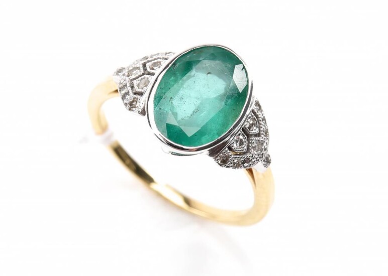 AN EMERALD AND DIAMOND DRESS RING IN 18CT GOLD, RING SIZE O, 3.7GMS