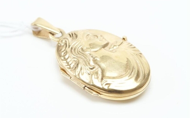 AN OVAL HINGED LOCKET IN 9CT GOLD DEPICTING AN EMBOSSED WOMAN IN PROFILE, 6.8GMS