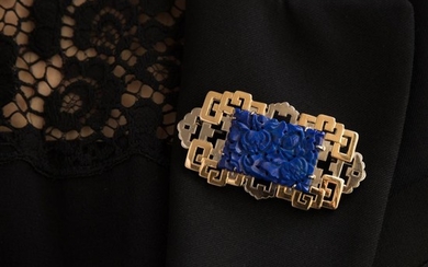 ANNEES 1930 BROCHE PLAQUE LAPIS-LAZULI A lapis lazuli and gold brooch, circa 1930.