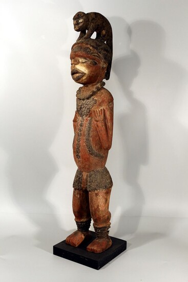 Afrique. Nigéria. Importante et rare statue Kuyu. Les statues Kuyu se caractérisent par des corps...