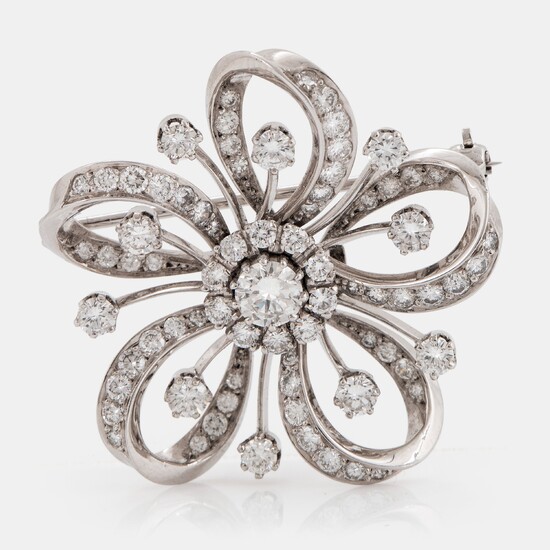 An 18K white gold brooch set with round brilliant-cut diamonds with a total weight of ca 2.50 cts