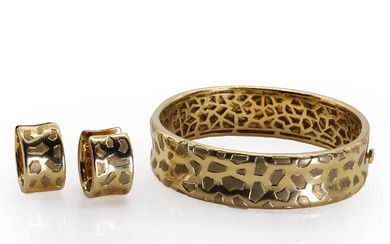 An 18ct gold 'Giraffe' bangle and earring set, by Roberto Coin