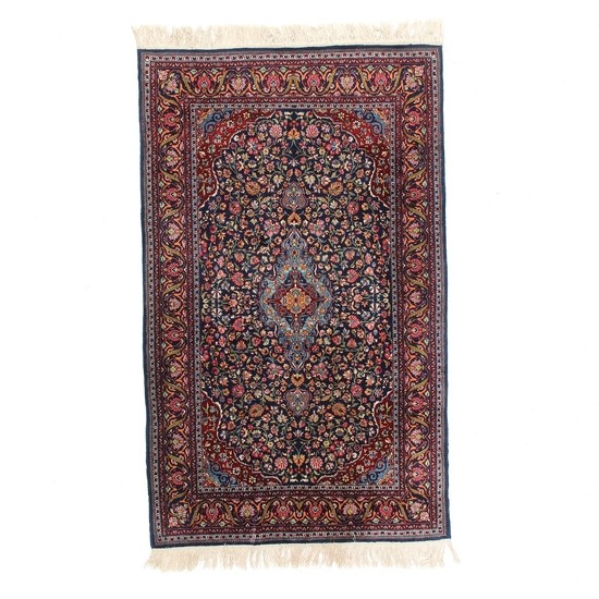 An Oriental rug in classical kashan design, Pakistan. Fine quality. Late 20th century. 219×134 cm.