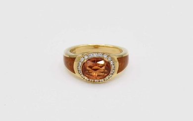 Anello in oro giallo 750, smalti, diamanti e granato mandarino centrale, Fabergé