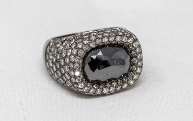 Anello in oro nero a fascia bombata pavé di diamanti bianchi e diamante nero ovale centrale