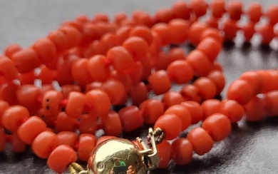 Antieke bloedkoralen collier met royaal 14 karaats gouden bolslot met diamanten - 14 kt. Gold - Necklace Blood Coral