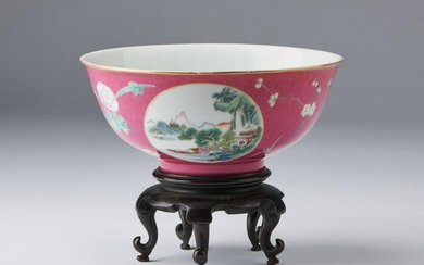 Arte Cinese A famille rose porcelain bowl painted with