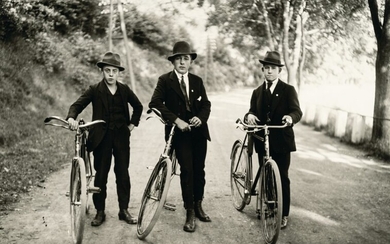 August Sander 1876 Herdorf/Siegerland – Köln 1964 Three young farmers with bicycles