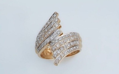 BAGUE en or jaune (750) à quatre rangs de petits diamants stylisant des rubans ouverts....
