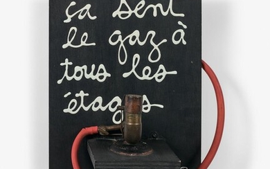 BEN (Né en 1935) CA SENT LE GAZ A TOUS LES ETAGES - 1996 Bec de gaz, tuyau en caoutchouc et acrylique sur panneau