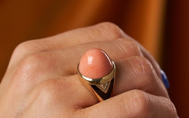 BULGARI, A VINTAGE CORAL, DIAMOND AND ONYX RING in 18ct yellow gold, set with a cabochon coral, the