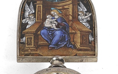 Baiser de paix en émail peint en polychromie, figurant la Vierge à l’Enfant assise dans...