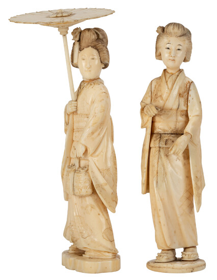 Bijin (belles femmes), 2 okimono en ivoire, dont un en ivoire marin, Japon, époque Meiji, l'une tenant une ombrelle et un panier de fleurs