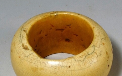Bracelet Baoulé (Côte d'Ivoire) Bracelet en ivoire à belle patine d'usage. Début XXe. Hauteur :...