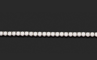 Bracelet articulé en or gris 585 millièmes entièrement serti de quarante-quatre diamants ronds de taille...