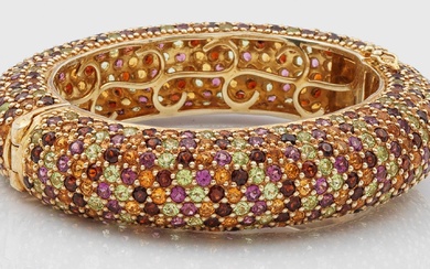 Bracelet de saphir en argent, doré. Bracelet large, serti de saphirs multicolores alternés en rose,...