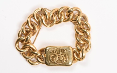 Bracelet en or jaune, fermoir formé d'une boite souvenir chiffré dans laquelle se trouvent quatre...