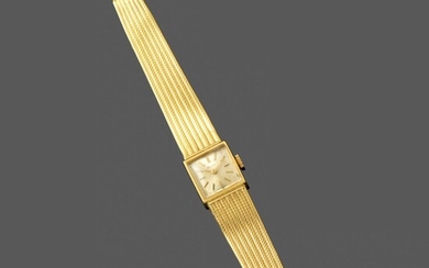 Bracelet montre de dame. Vers 1960. En or jaune 18k, le boitier carré inscrit Alpina...