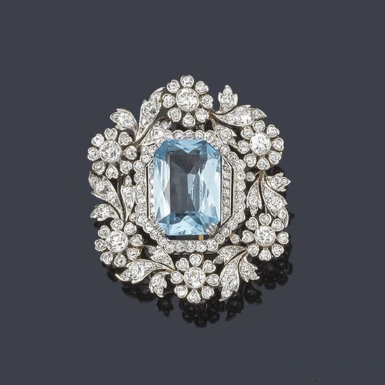 Broche 'Belle Époque' con espinela azul de aprox. 14,56 ct con orla floral con diamantes talla antigua de aprox. 5,00 ct en total. Ppios. S.XX.