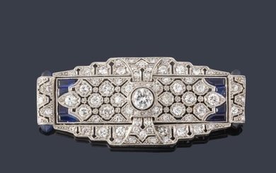 Broche 'art decó' con diamantes talla antigua y 8/8 de aprox. 2,70 ct en total y zafiros calibrados y en cabujón. Años '30.