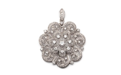Broche pendentif en or gris 750 millièmes, à décor ajouré de rosace, habillée de diamants...