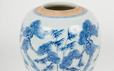 CHINA, 18th/19th century. Ginger pot in blue white...