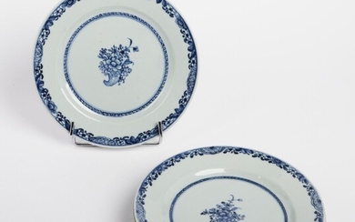 CHINE Suite de 5 assiettes en porcelaine à décor en camaïeu bleu de cornes d'abondances...