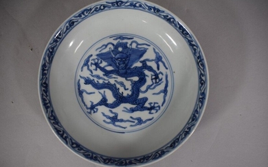 CHINE, XXème siècle Assiette en porcelaine...