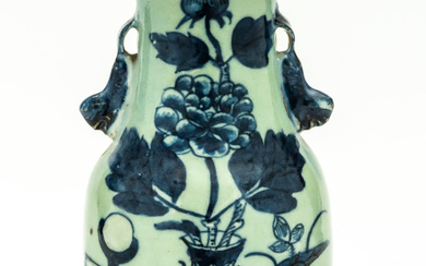 CHINESE PORCELAIN VASE WITH FLORAL MOTIF