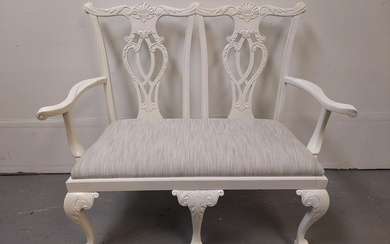 CHIPPENDALE STYLE WHITE PAINTED SETTE OR BENCH
