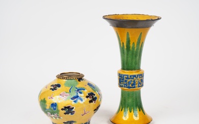 Chine XIXe siècle, Ensemble comprenant un vase gu et vase globulaire en porcelaine émaillée jaune...
