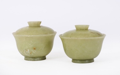 Chine, XIXe siècle Paire de bols couverts en jade céladon. Hauteur : 9 cm; Diamètre...