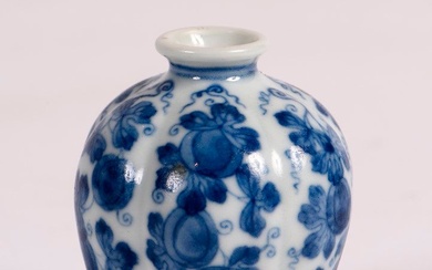 Chine, XXe siècle. Petit vase de maîtrise en porcelaine bleu-blanc, la panse côtelée à décor...