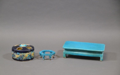 Chine, période Kangxi Lot d'objets en biscuit émaillé turquoise, comprenant une petite table de lettré...