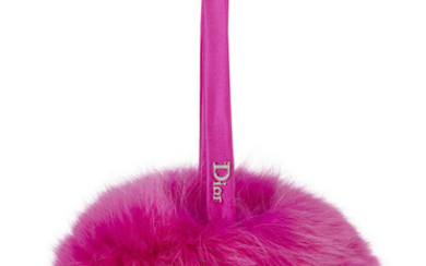 Christian Dior, trousse de soir en renard rose vif, dragonne en soie appliqué d'un badge 'Dior' en strass, housse