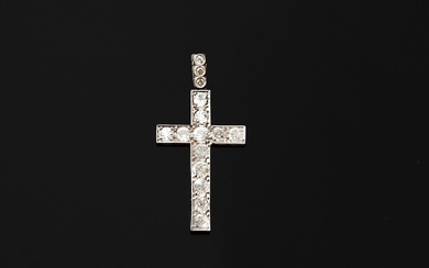 Collier pendentif en platine (850e), retenant une croix ornée et surmontée de diamants taille ancienne...