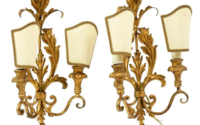 Coppia di appliques a 2 luci in metallo dorato, decori vegetali e floreali, XX secolo, h cm 62
