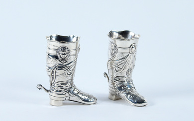 Coppia di vasetti in argento a forma di stivale con speroni, decoro a sbalzo. Punzoni abrasi e punzoni di importazione…
