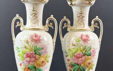 Coppia di vasi in porcellana dipinta a fiori policromi su...