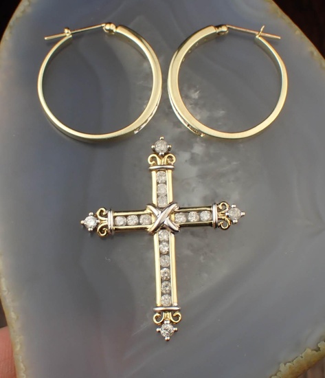 DIAMOND AND YELLOW GOLD PENDANT AND EARRINGS