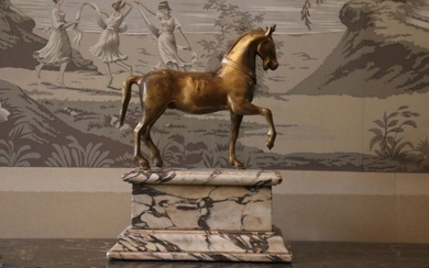 Dans le goût de Francesco FANELLI (c. 1590-1653). Cheval à l'arrêt, bronze à patine dorée...