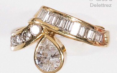 Duchess" ring in yellow gold, adorned with a pear diamond...