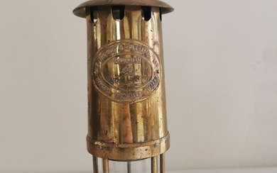 E. Thomas & Williams Ltd, Cambrian Brass Miners Paraffin Lamp. Aberdare Wales. Brass miner's lamp. No. 215665. H. 26 cm.