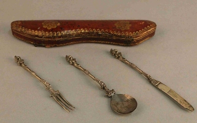 ETUI with red leather cutlery gilded with small irons. 18th century. Length : 25 cm Silver spoon, knife and fork, the handles decorated with busts. Renaissance style.