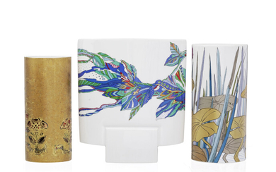 Ensemble de 3 vases en porcelaine Rosenthal, XXe. A décor polychrome et or de fleurs, nénuphars et personnage, h. 20, 22,5 et 23,5 cm
