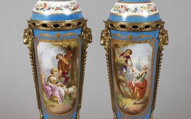 France Paire de somptueux vases à couvercles en pot-pourri dans le style de Sèvres, 19e...