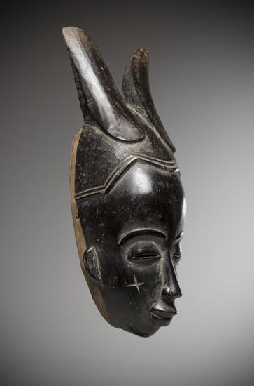 GOURO, Ivory Coast. Antthropomorphic mask with a rounded...
