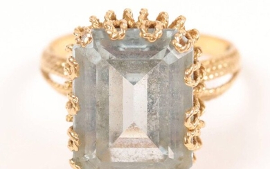 Gold ring (750) chased with a rope decoration centered on an aquamarine, T: 59. Gross weight: 7.2 gr