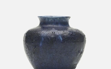 Grueby Faience Company, Cabinet vase