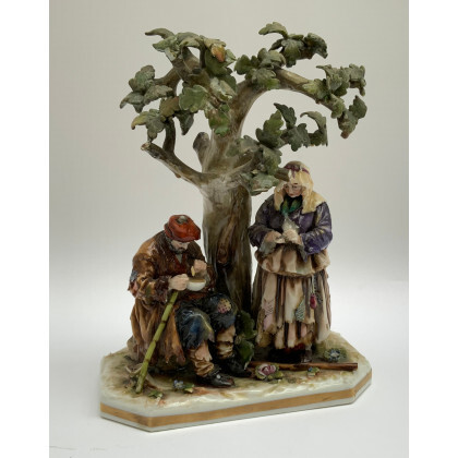 Gruppo in porcellana policroma raffigurante mendicanti sotto un albero (h cm 24) (difetti e mancanze)